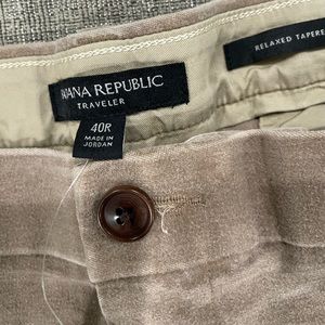 mens banana republic relax tapered fit traveler pants Air-force Khaki